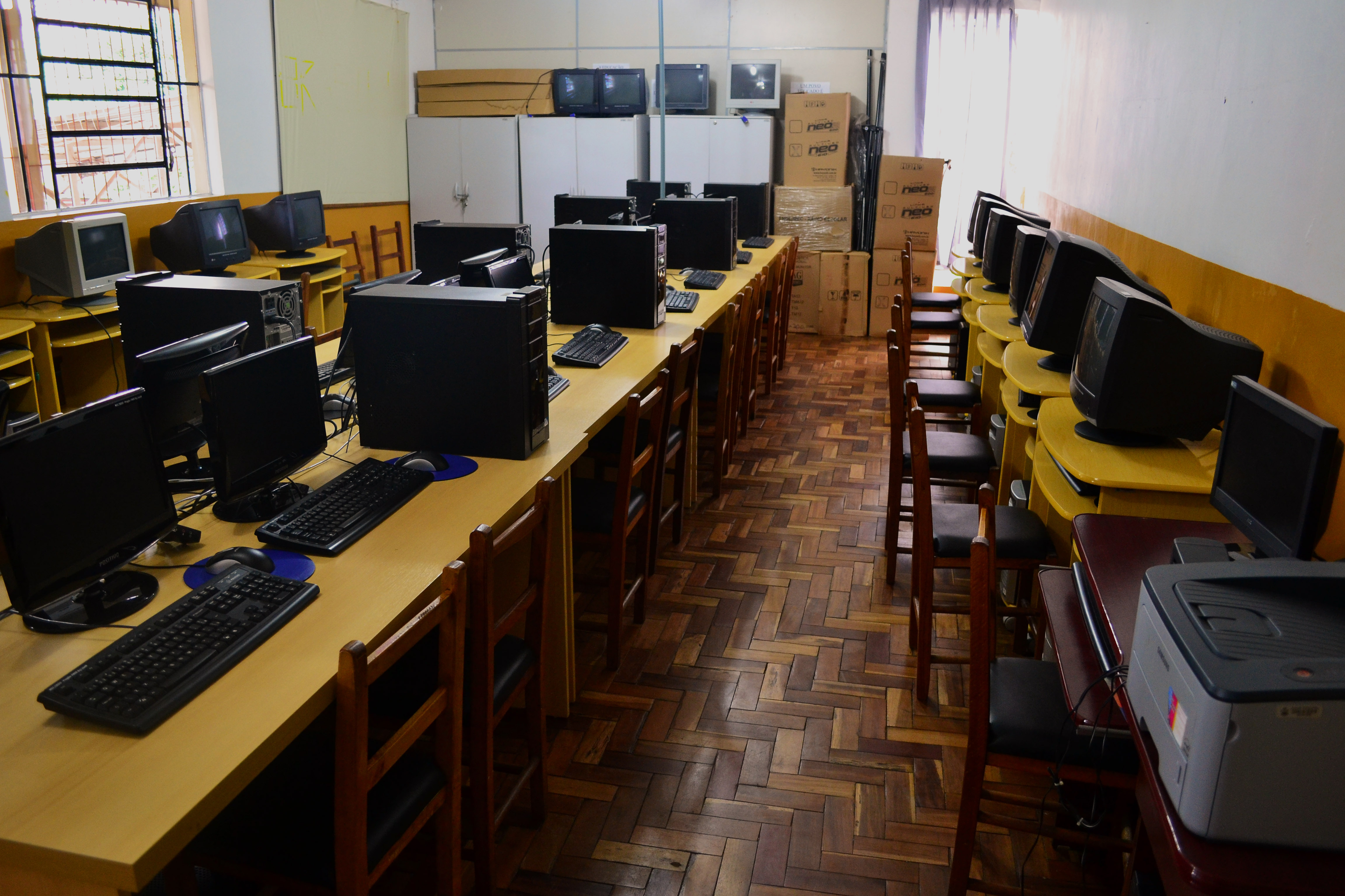 Na EMEF Júlio do Canto há 32 computadores parados por falta de professor