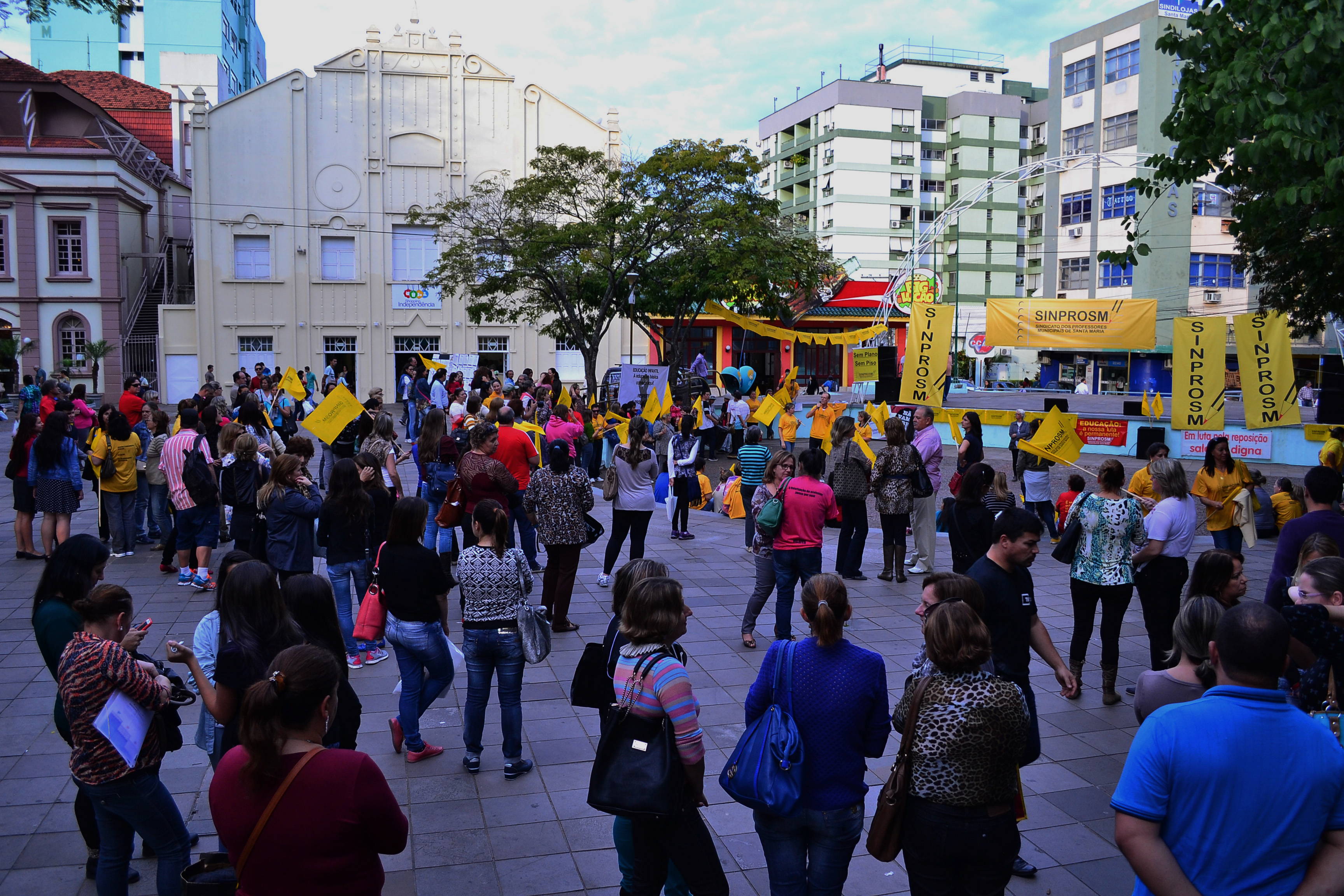 No final do dia de paralisação, centenas de professores municipais foram à rua em Santa Maria