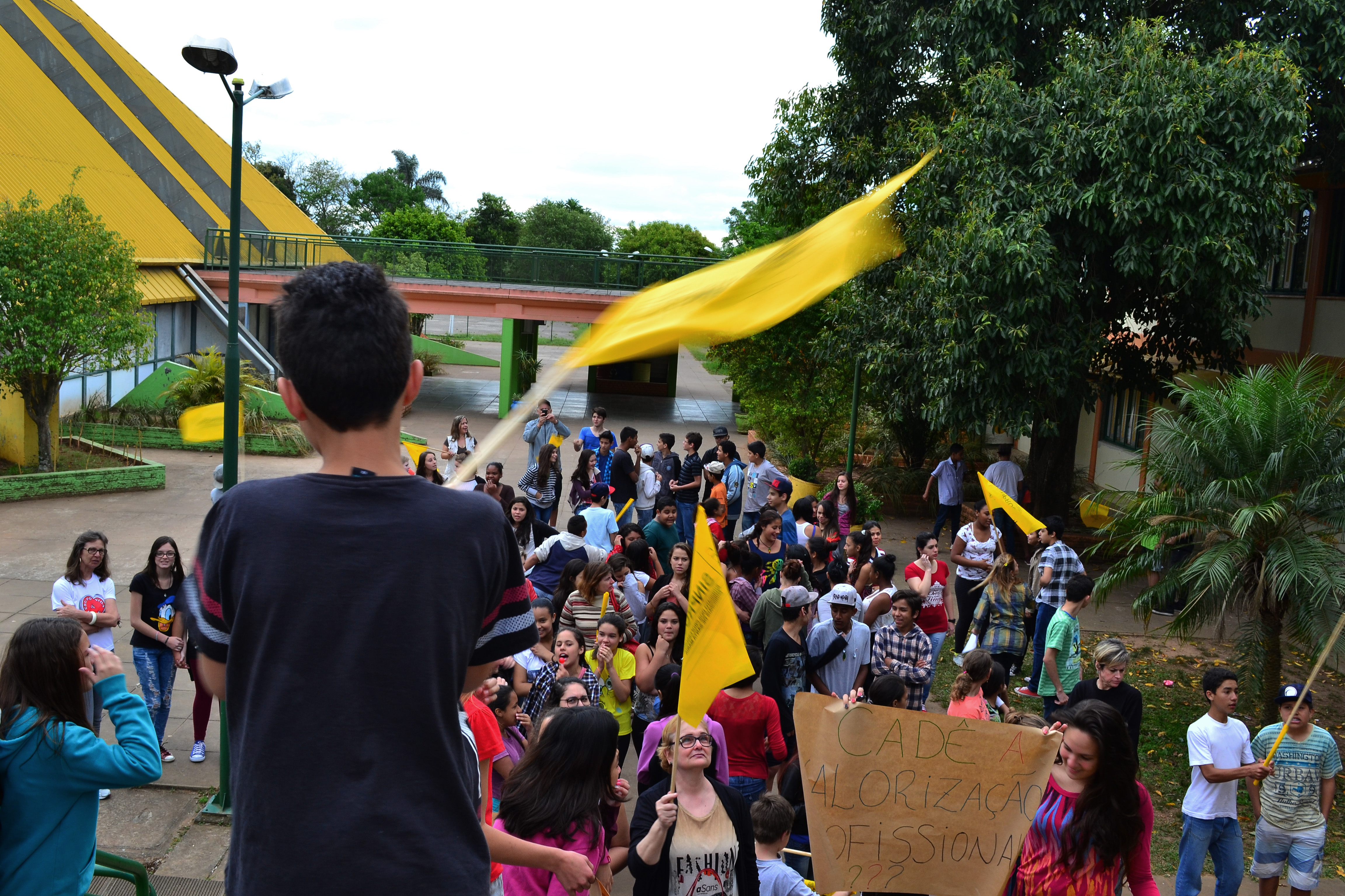 Caminhada pela Educação reúne dezenas de professores, estudantes e trabalhadores na Zona Sul de Santa Maria