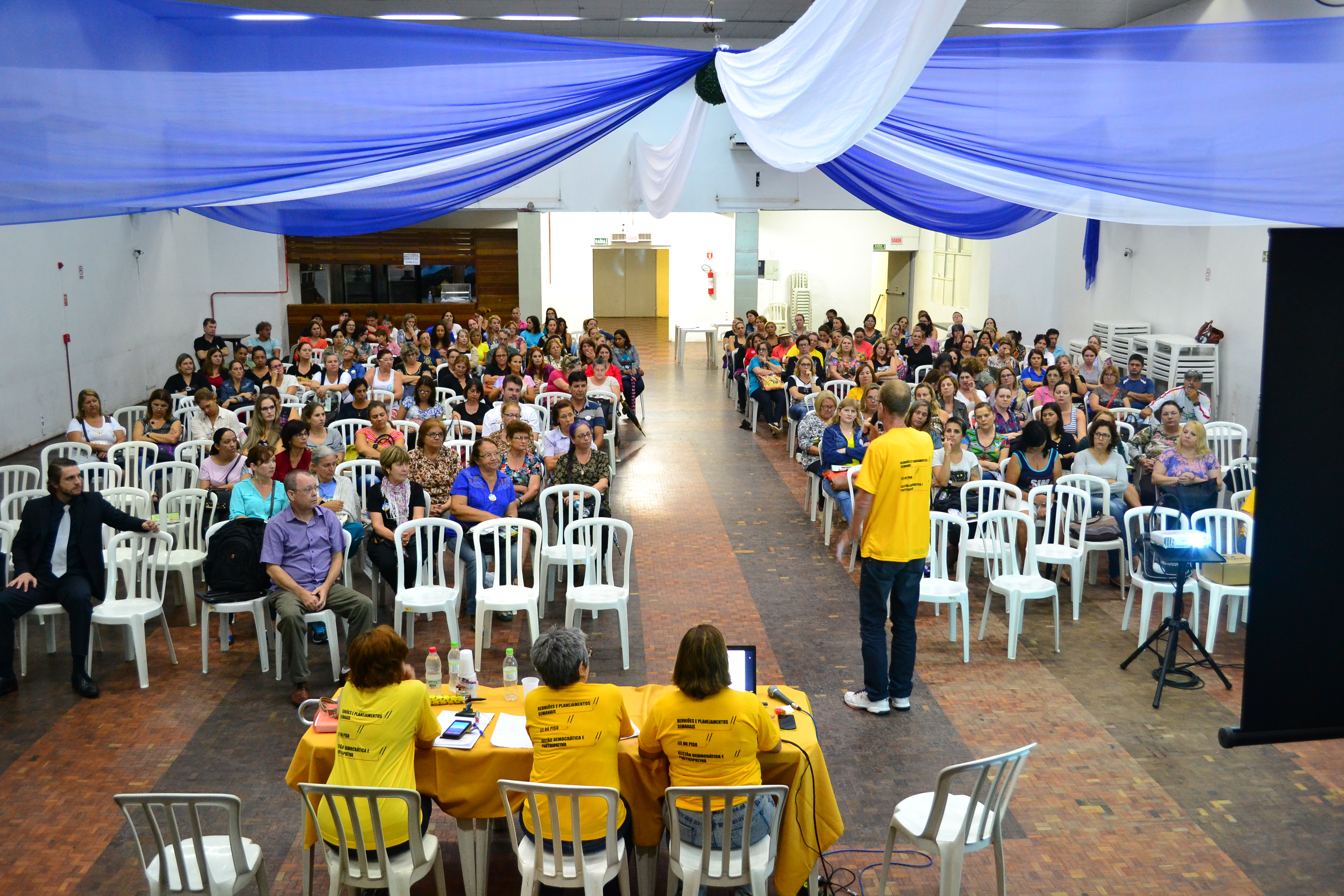 Em assembleia lotada, professores municipais decidem por três dias de paralisação