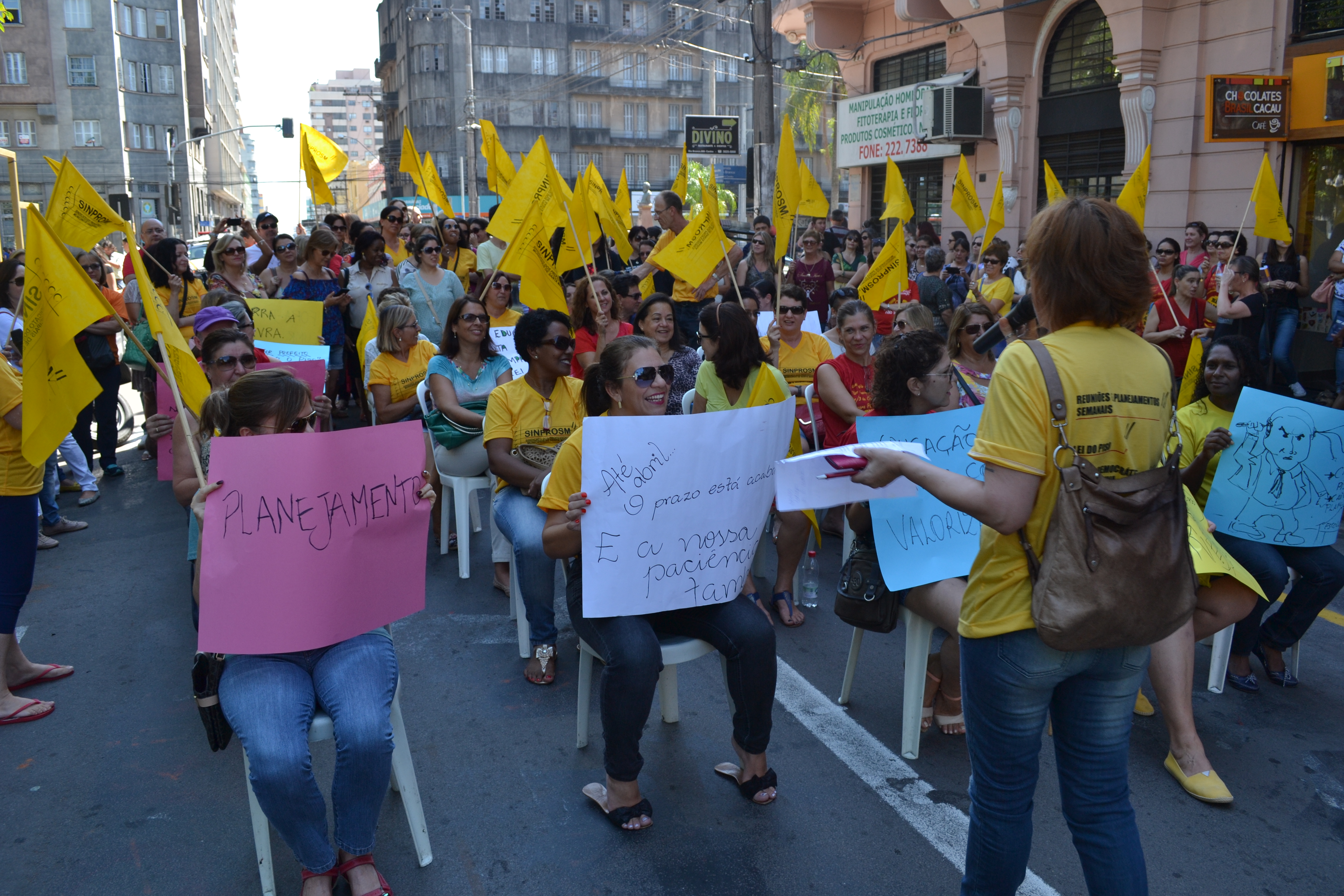 Professores realizam Aula Pública em frente ao gabinete do prefeito em segundo dia de paralisação