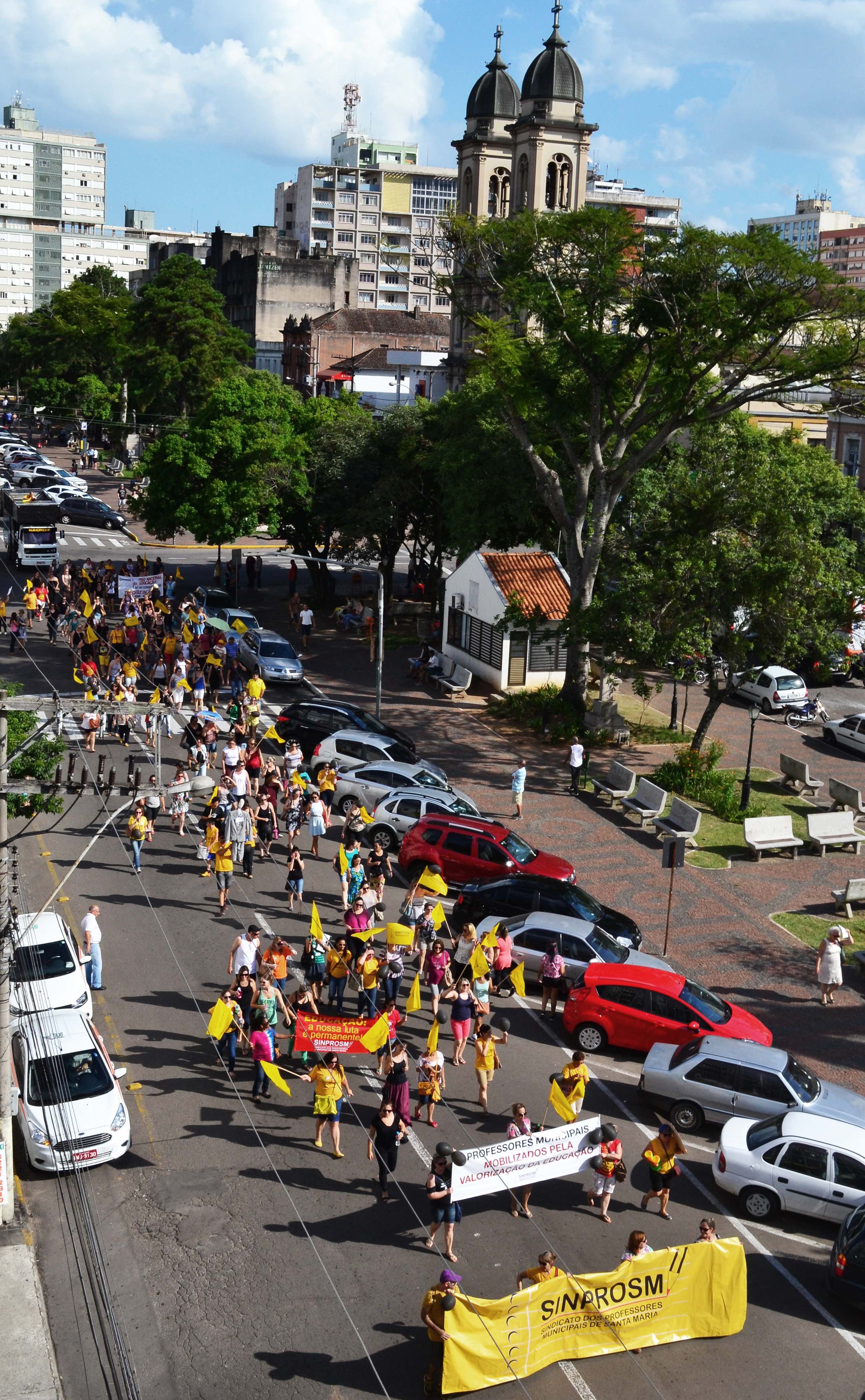 Professores fazem caminhada até a Câmara de Vereadores em terceiro dia de paralisação