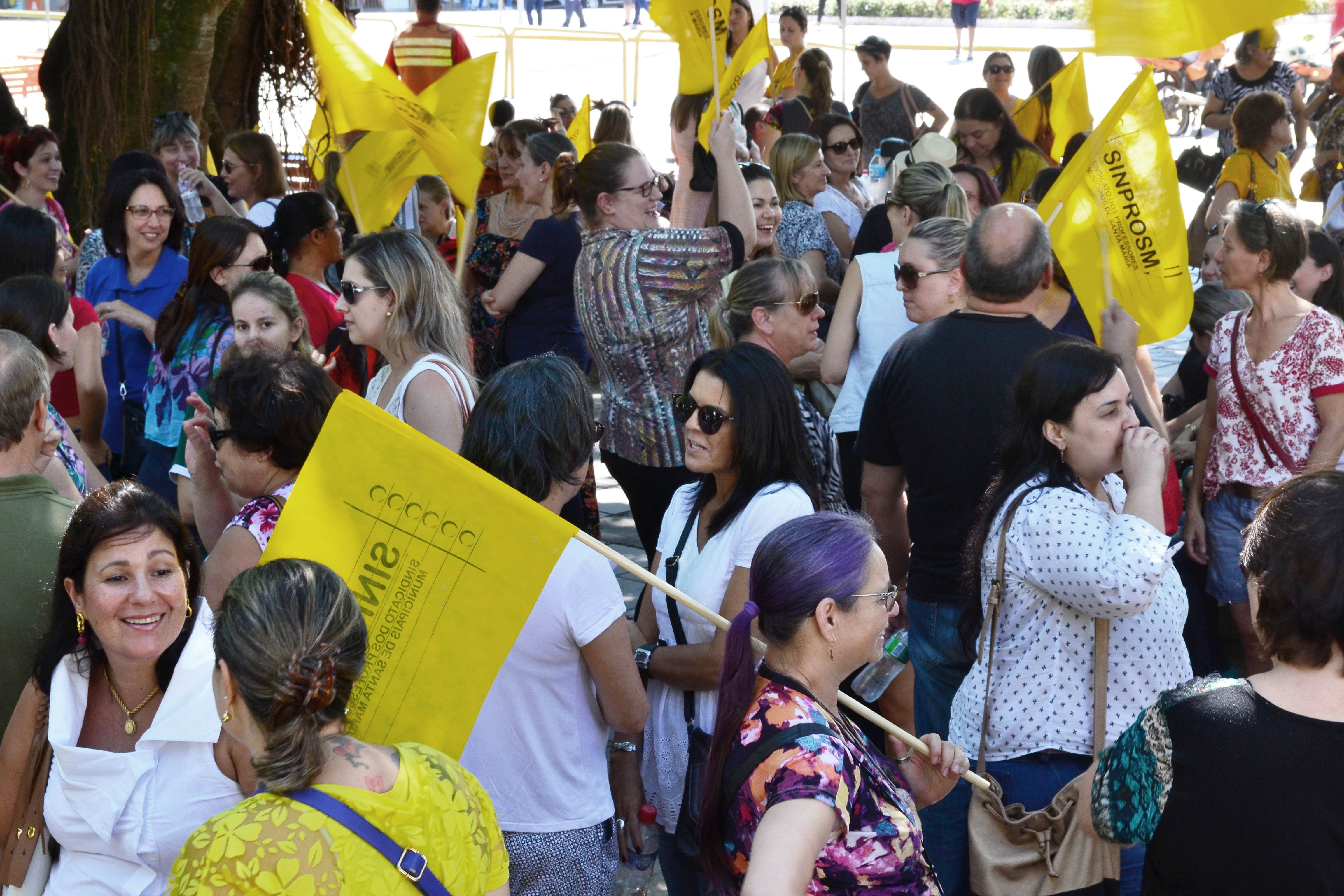 Centenas de professores na praça durante a primeira etapa da paralisação das escolas municipais