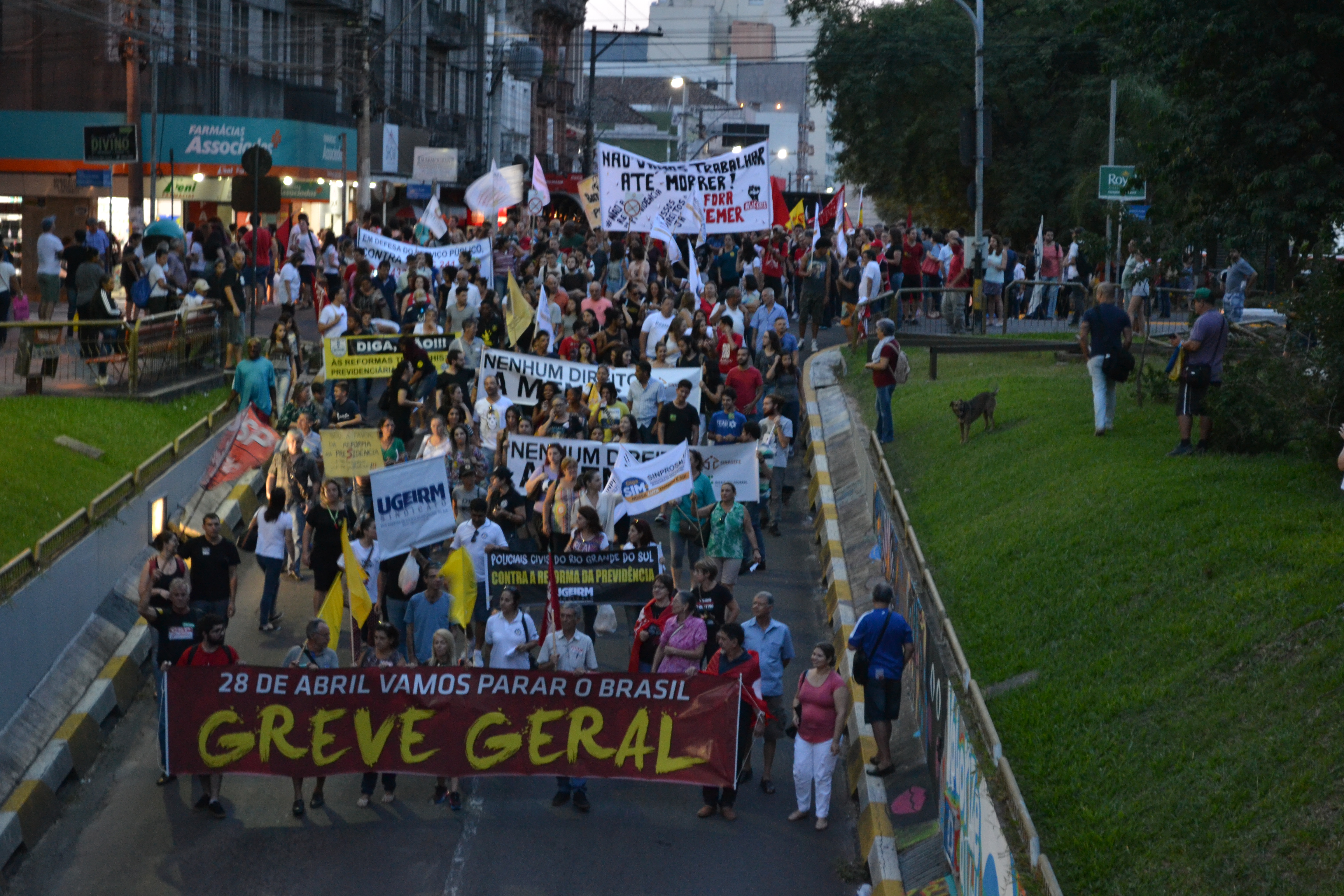Trabalhadores vão à rua contra as reformas governamentais