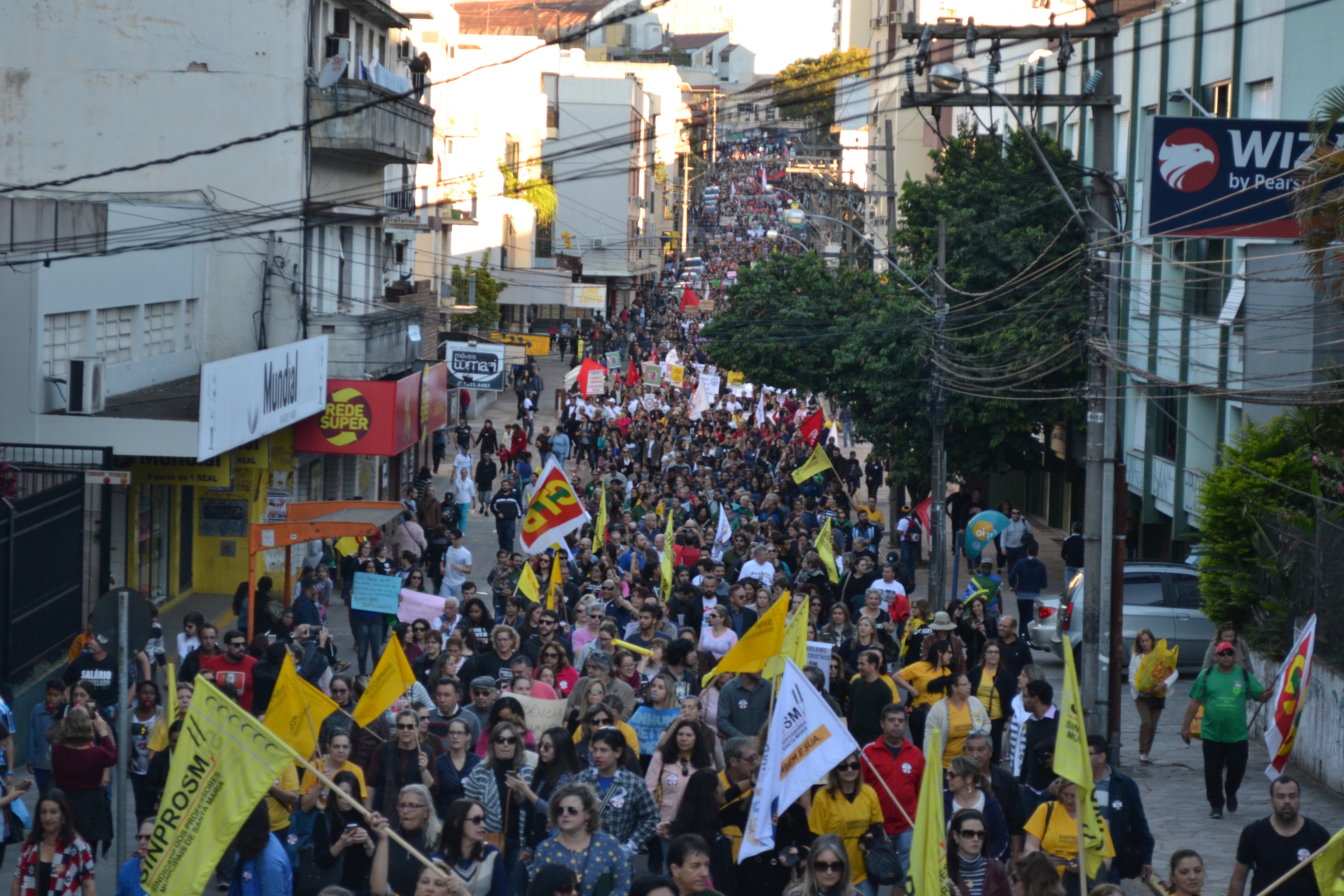 Greve Geral reúne milhares em Santa Maria (RS)