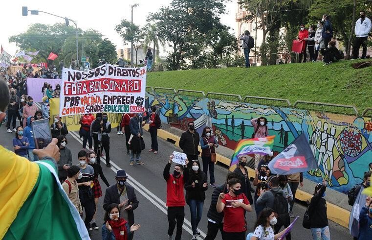 Sedufsm: Centenas gritam Fora Bolsonaro pelas ruas de Santa Maria