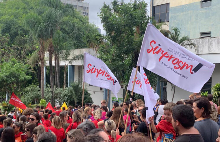 Professores demonstram força em mobilização no centro de Santa Maria