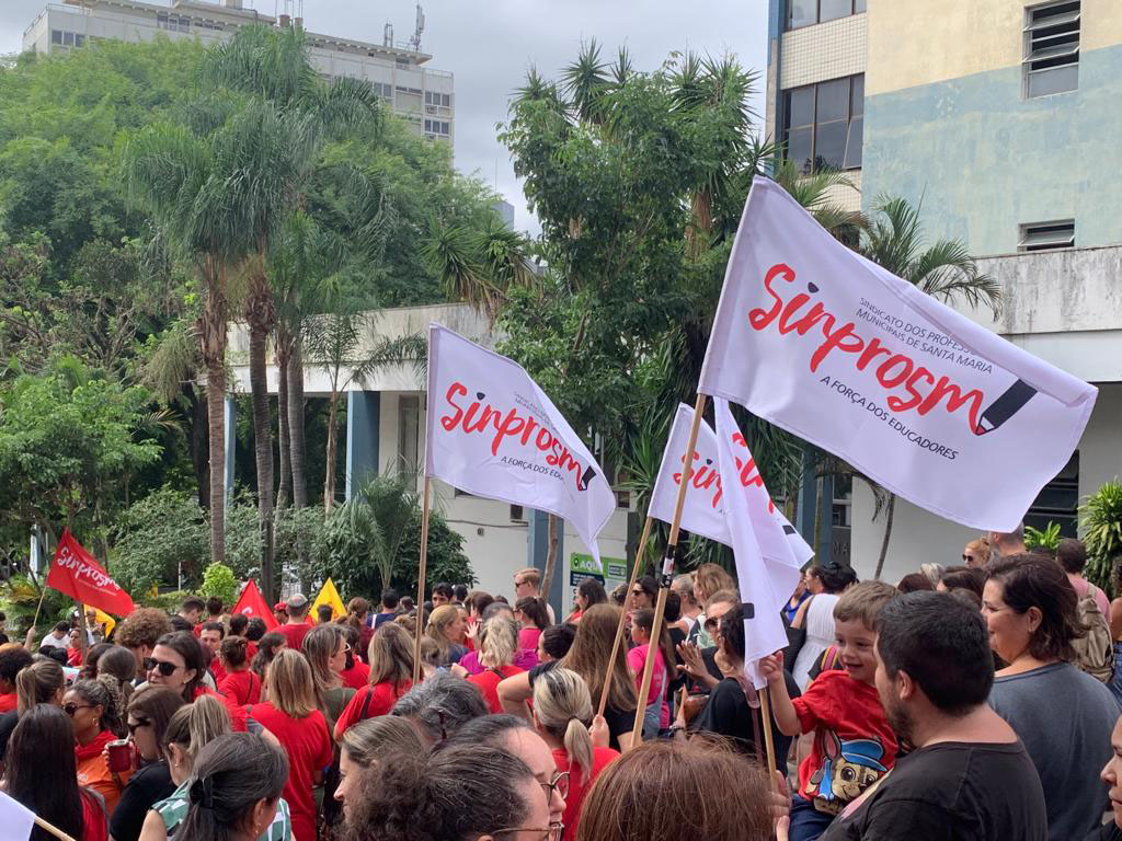 Professores demonstram força em mobilização no centro de Santa Maria