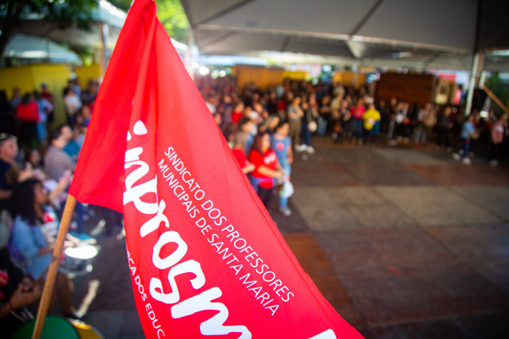 Diário de SM: Professores participam de mobilização por reajuste salarial em Santa Maria; 70% das escolas municipais tiveram aulas paralisadas