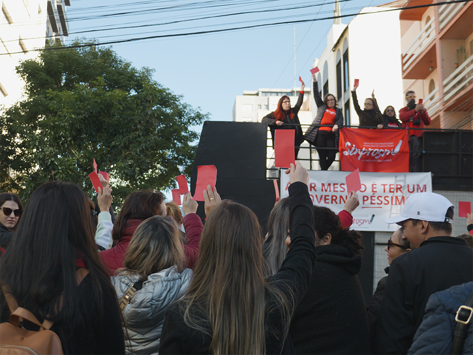 Cartão Vermelho: Em assembleia pública, professores municipais decidem por indicativo de greve