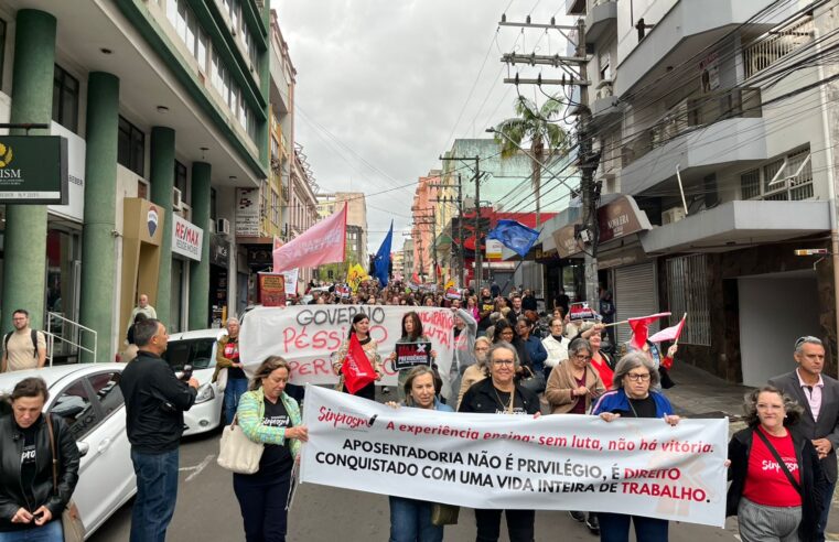 Servidores municipais fazem ato histórico no Dia do Servidor Público