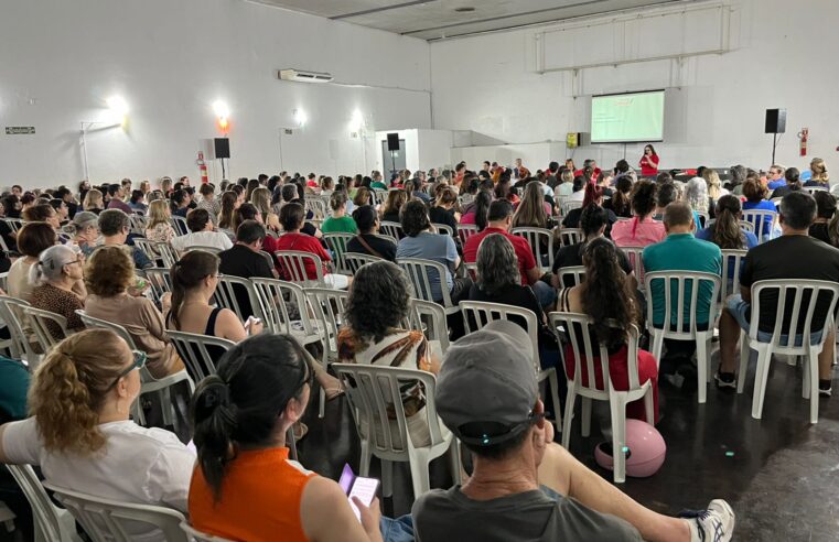 Professores municipais mantêm greve