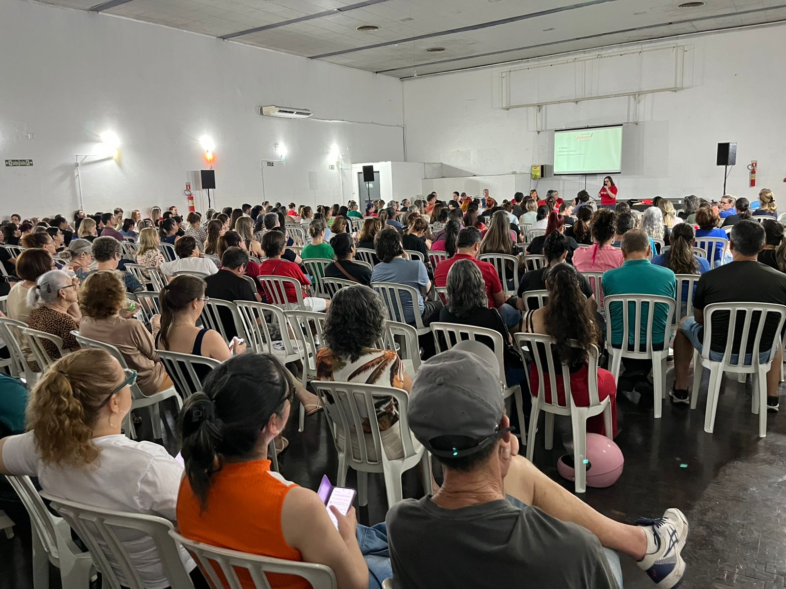 Professores municipais mantêm greve