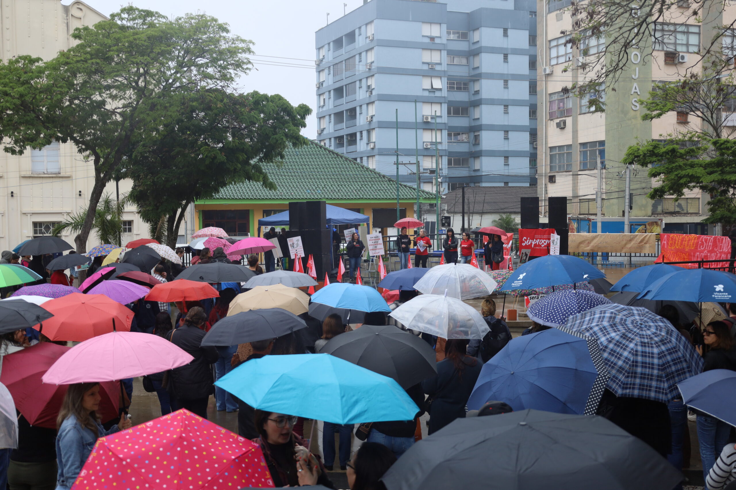 Centenas de professores enfrentam a chuva em protesto por direitos e valorização profissional